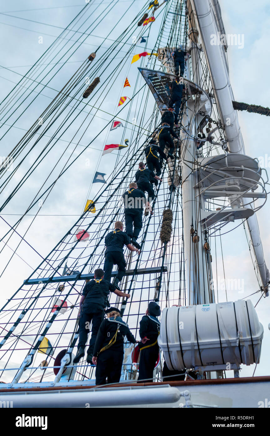 Die Crew der Segler nach oben klettern den Mast Seile an Bord Statsraad Lehmkuhl am Tall Ship Rennen 2014 Bergen, Norwegen Stockfoto