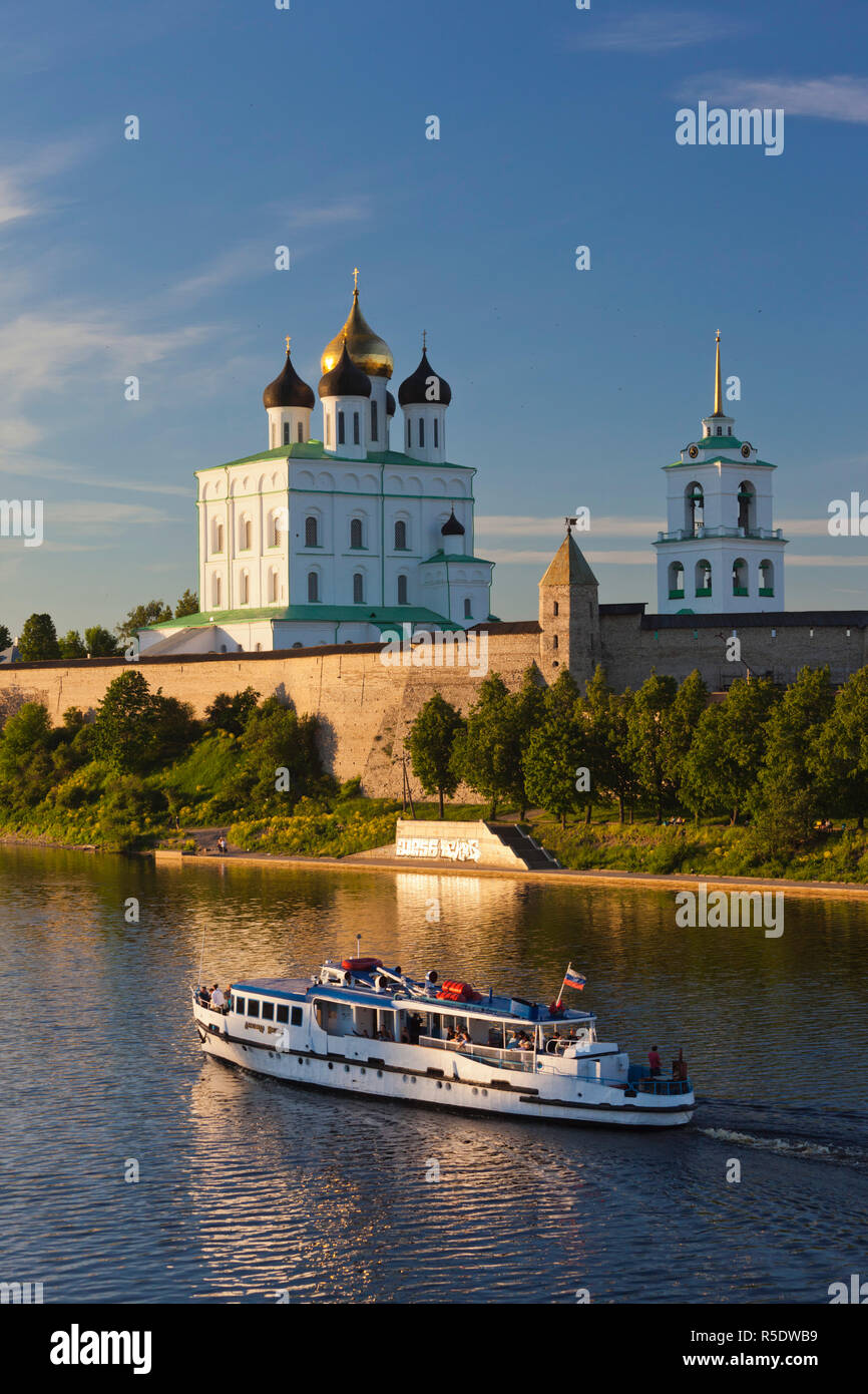 Russland, Pskovskaya Oblast Pskow von Pskov Kreml aus dem Fluß Velikaya Stockfoto