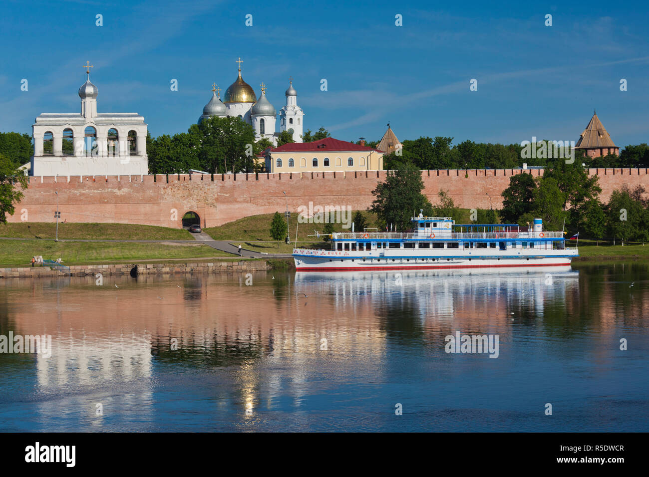 Russland, Novgorod Oblast Nowgorod Weliki Nowgorod, Kreml, Ansicht vom Fluss Wolchow Stockfoto