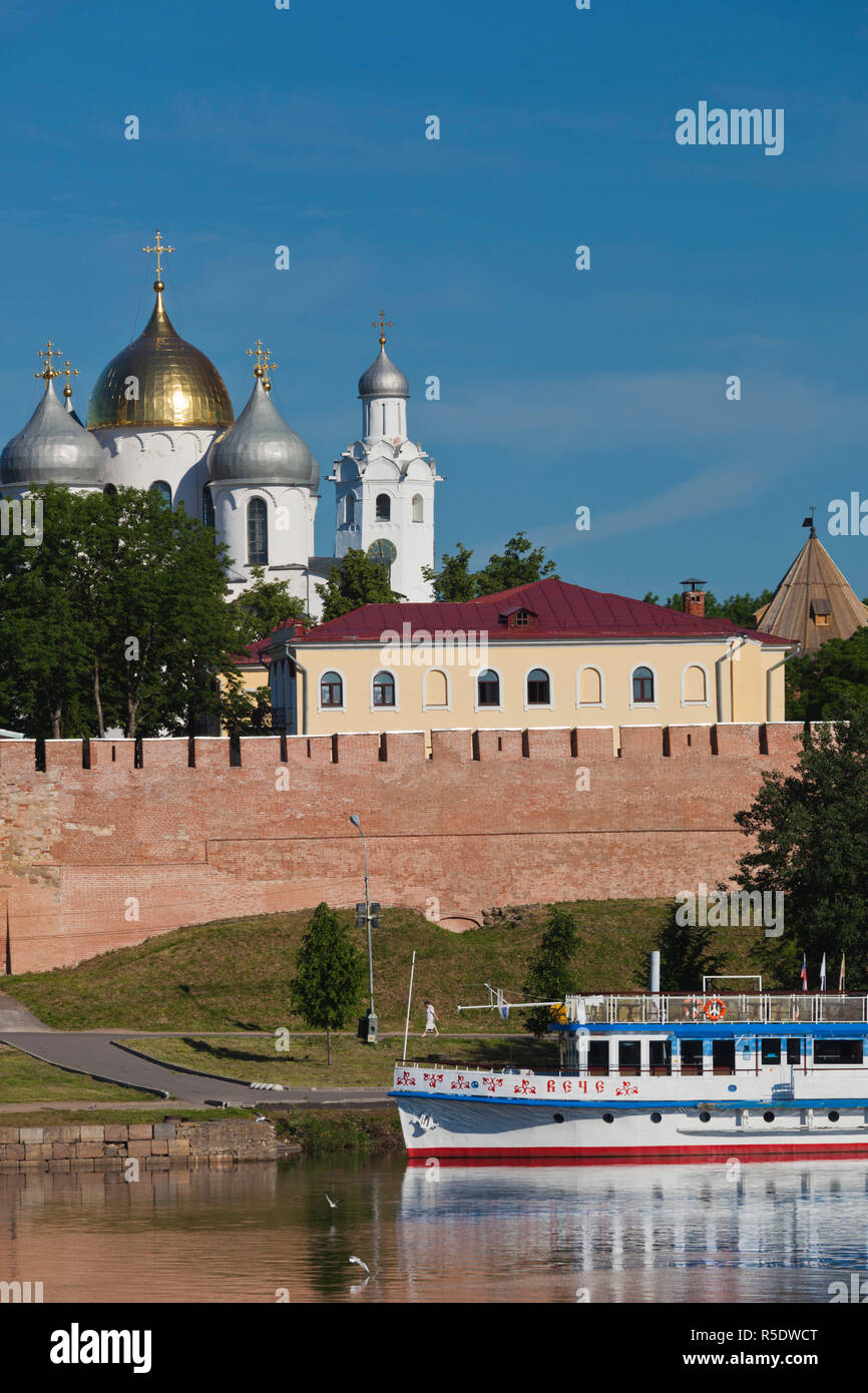Russland, Novgorod Oblast Nowgorod Weliki Nowgorod, Kreml, Ansicht vom Fluss Wolchow Stockfoto
