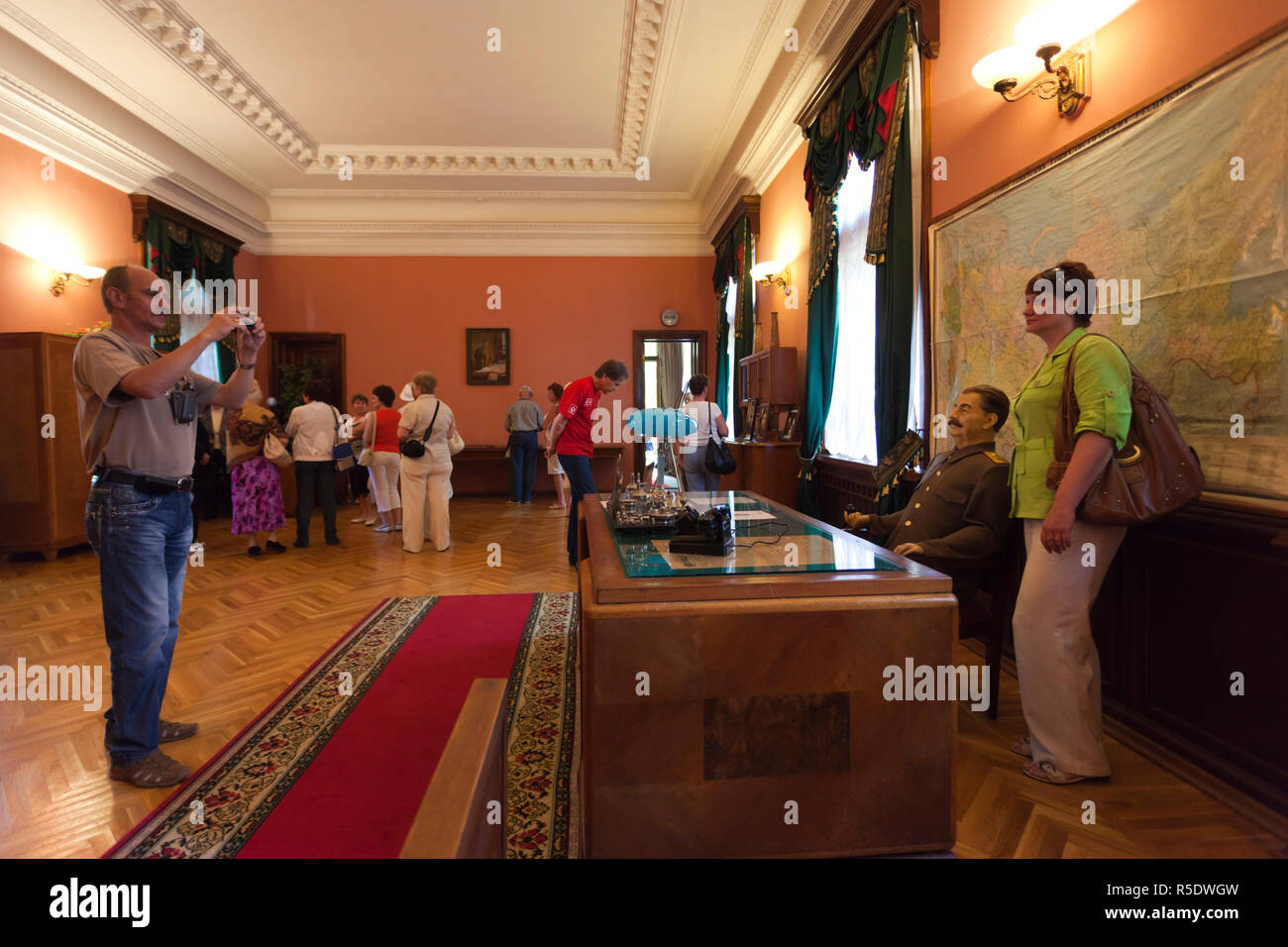 Russland, Schwarzmeer-Küste, Sotschi, Stalins Datscha, Sommerhaus des sowjetischen Diktators Joseph Stalin, die großzügig von der Zelenaya Roscha Sanatorium, Stalin Figur mit Touristen Stockfoto