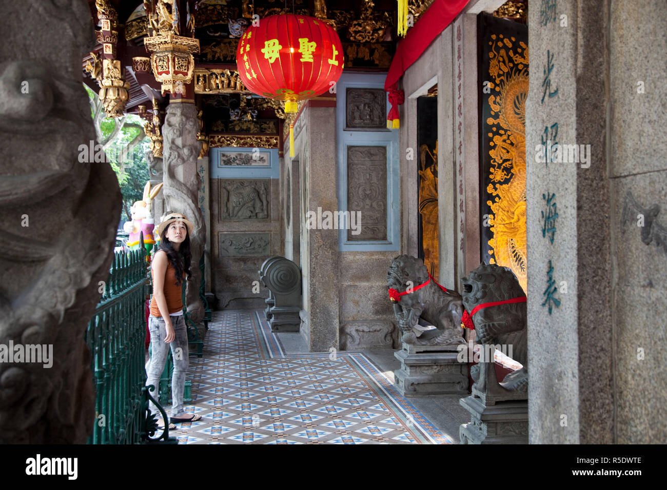 Asiatische Frau in einem chinesischen Tempel, China Town, Singapur Stockfoto