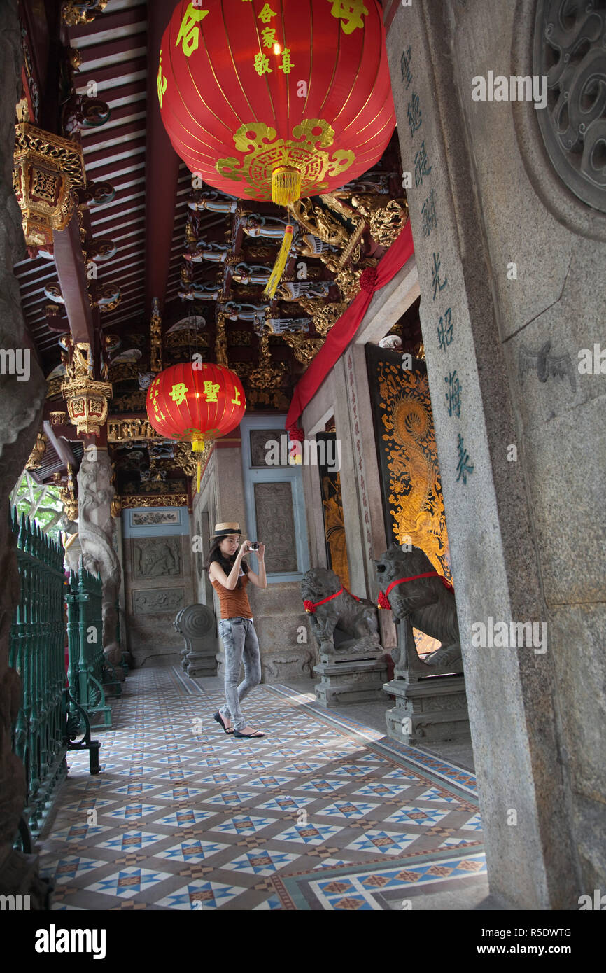 Asiatische Frau in einem chinesischen Tempel, China Town, Singapur Stockfoto