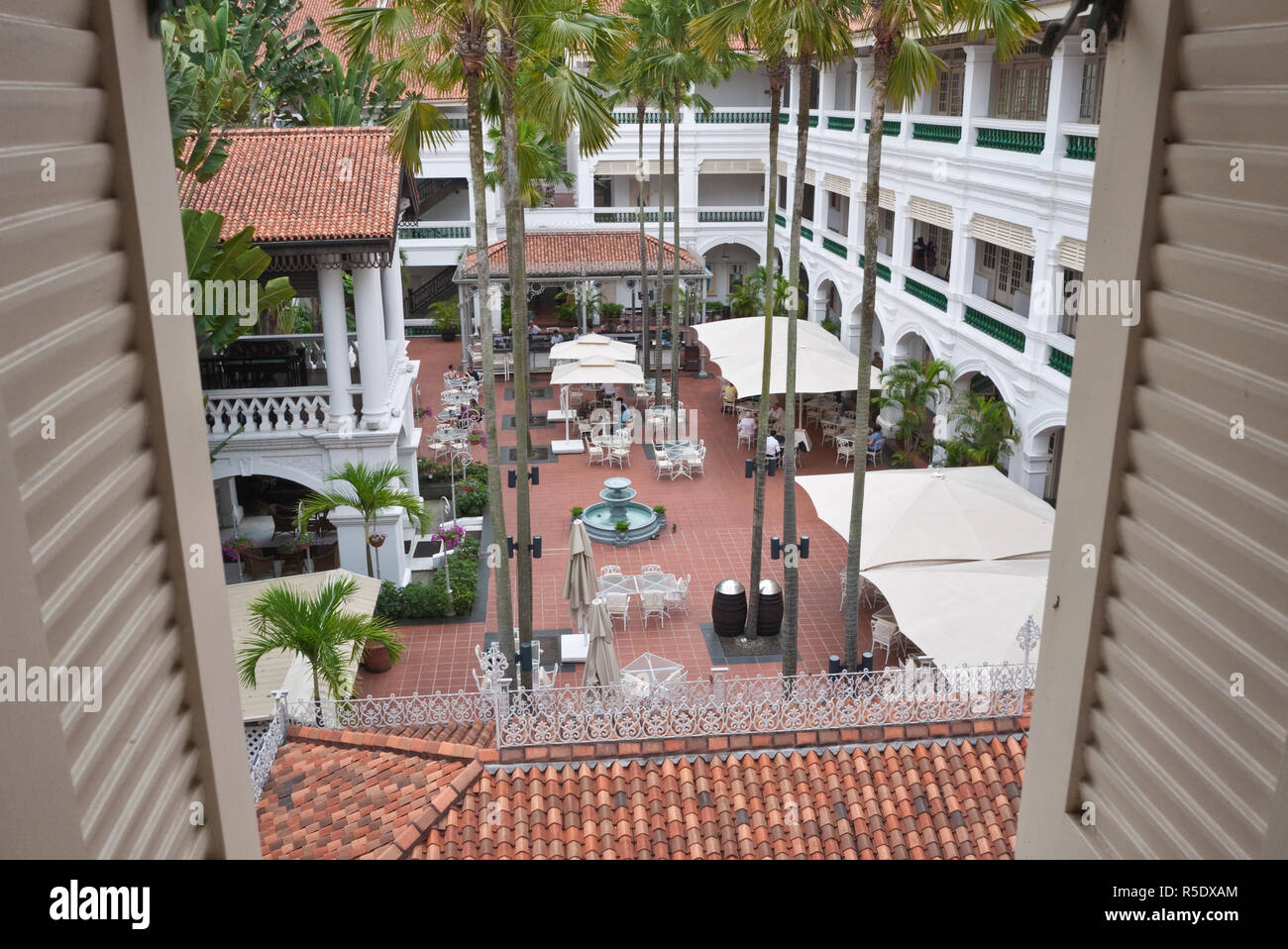 Innenhof des Raffles Hotel, Singapur Stockfoto