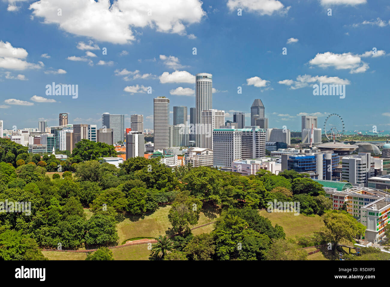 Singapur, erhöhten Blick auf Fort Canning Park und die moderne Skyline der Stadt. Stockfoto