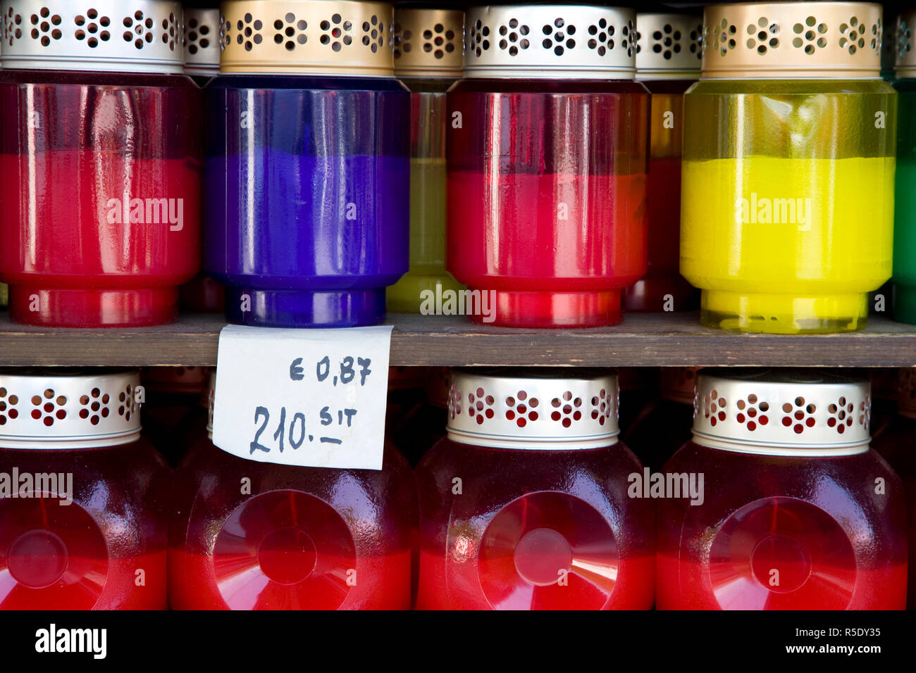 Die einäscherung Urnen für den Verkauf außerhalb der Hl. Nikolaus Kathedrale, Ljubljana, Slowenien Stockfoto