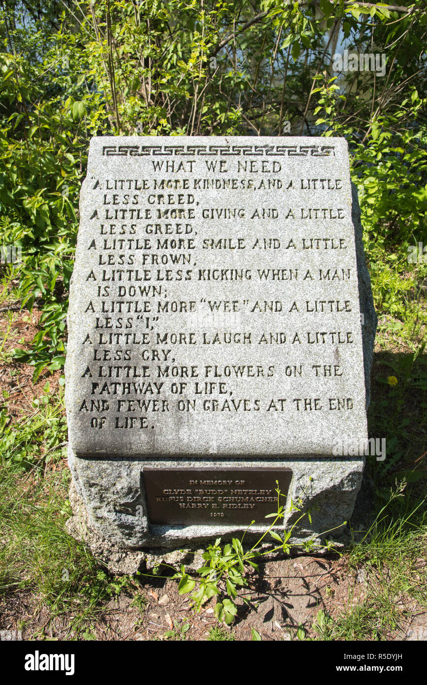 Naperville, Illinois, United States-May 6,2017: Eingravierten Gedicht Memorial auf Stein mit einem ​Plaque durch die downtown Riverwalk in Naperville, Illinois Stockfoto