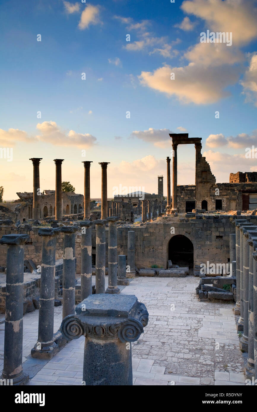 Syrien Bosra, Ruinen der antiken römischen Stadt (UNESCO-Welterbe), Decumanus (Main von Osten nach Westen colonnaded Straße) Stockfoto