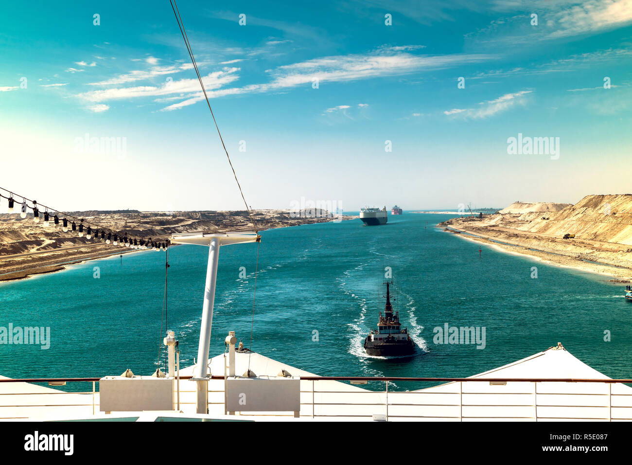 Der Suez Kanal - ein Schiff Spalte mit Kreuzfahrtschiff durch die neue, östliche Erweiterung canal Stockfoto