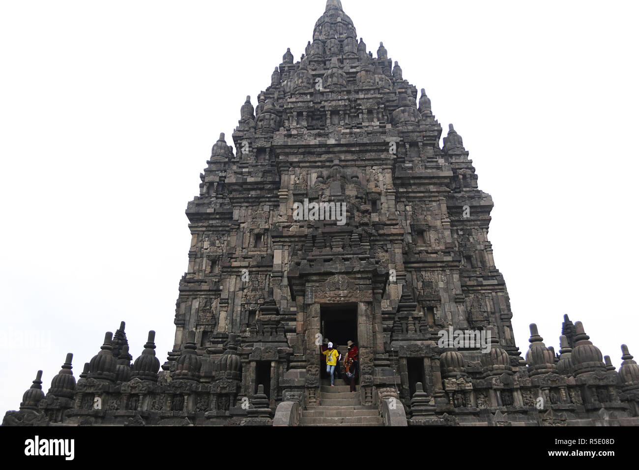 Touristen gesehen, Prambanan Tempel. Prambanan Tempel oder Rara Jonggrang Tempel wurde im 9. Jahrhundert gebaut und es ist die größte hinduistische Denkmal in Indonesien. Das UNESCO-Weltkulturerbe, ist dieser Tempel hat eine 47 Meter hohe zentrale Gebäude innerhalb des Komplexes der privaten Tempel. Stockfoto