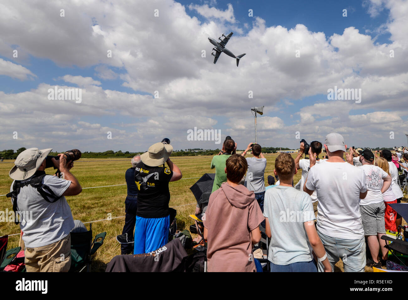 Die Zuschauer beobachten die Flugshow auf der Royal International Air Tattoo Air Show, RIAT, RAF Fairford. Airbus A400M Transportflugzeug springt in die Luft Stockfoto