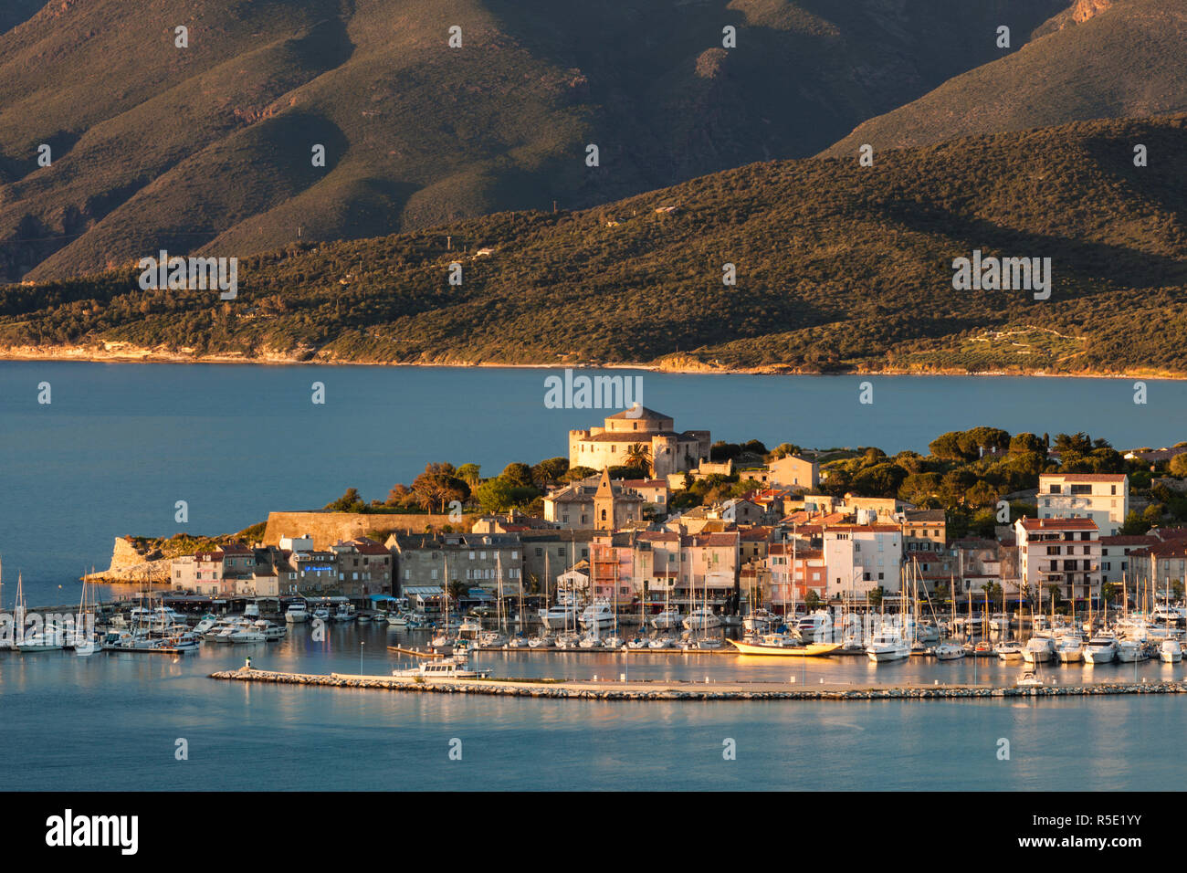 Frankreich, Korsika, Haute-Corse Abteilung, Le Nebbio Region, St-Florent, erhöhte Hafen Blick auf Sonnenuntergang Stockfoto