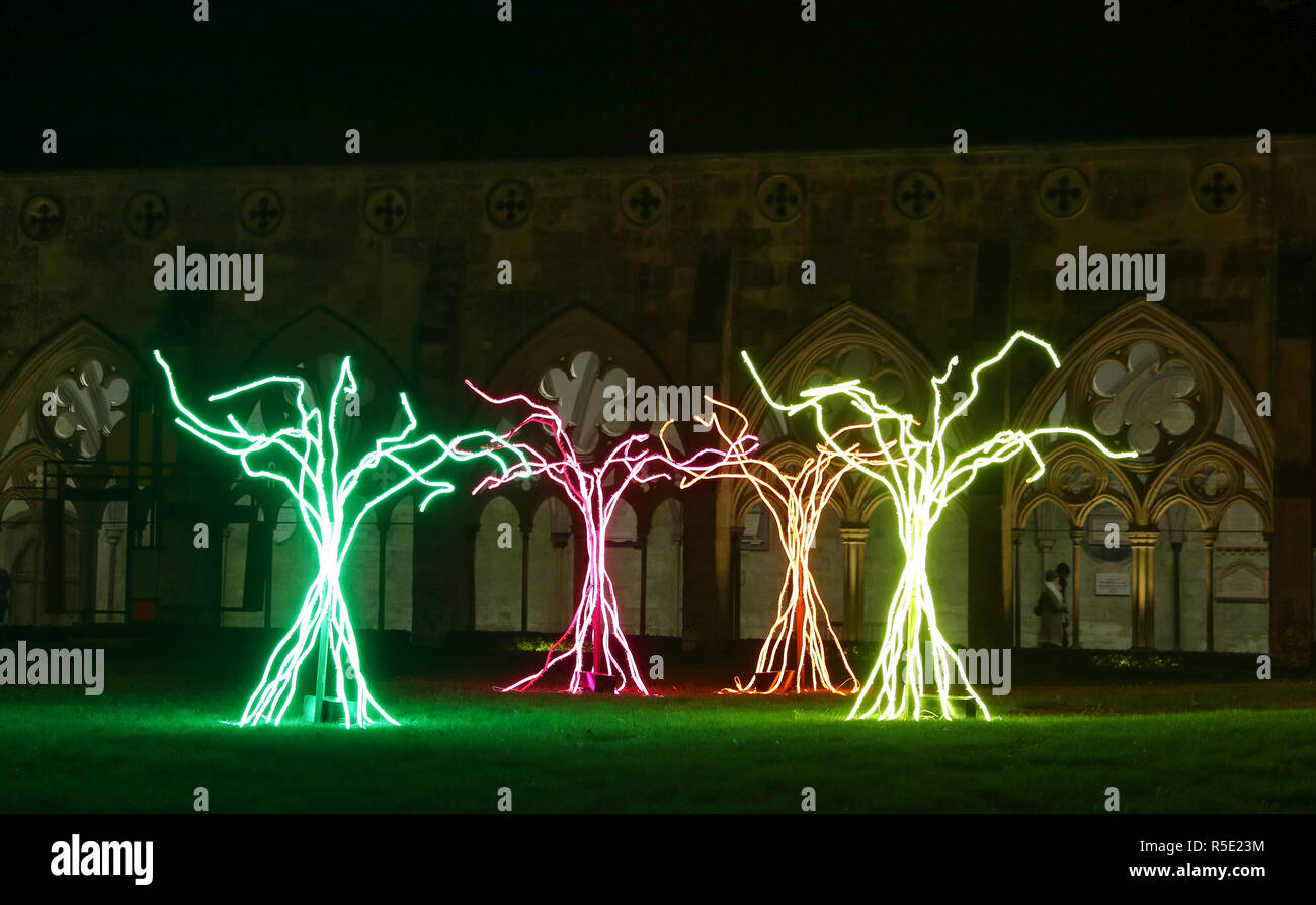 Fünf Baum wie Strukturen, aus denen die Kunst Stück 'Lumen', in den Kreuzgang Garth sitzen, bei der Vorstellung der Kathedrale von Salisbury beleuchtet Advent Kunstinstallationen, von der Dunkelheit zum Licht. Stockfoto