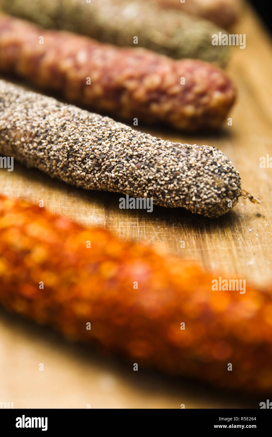 Auswahl an französischen getrocknete Wurst aus der Auvergne auf dem ...