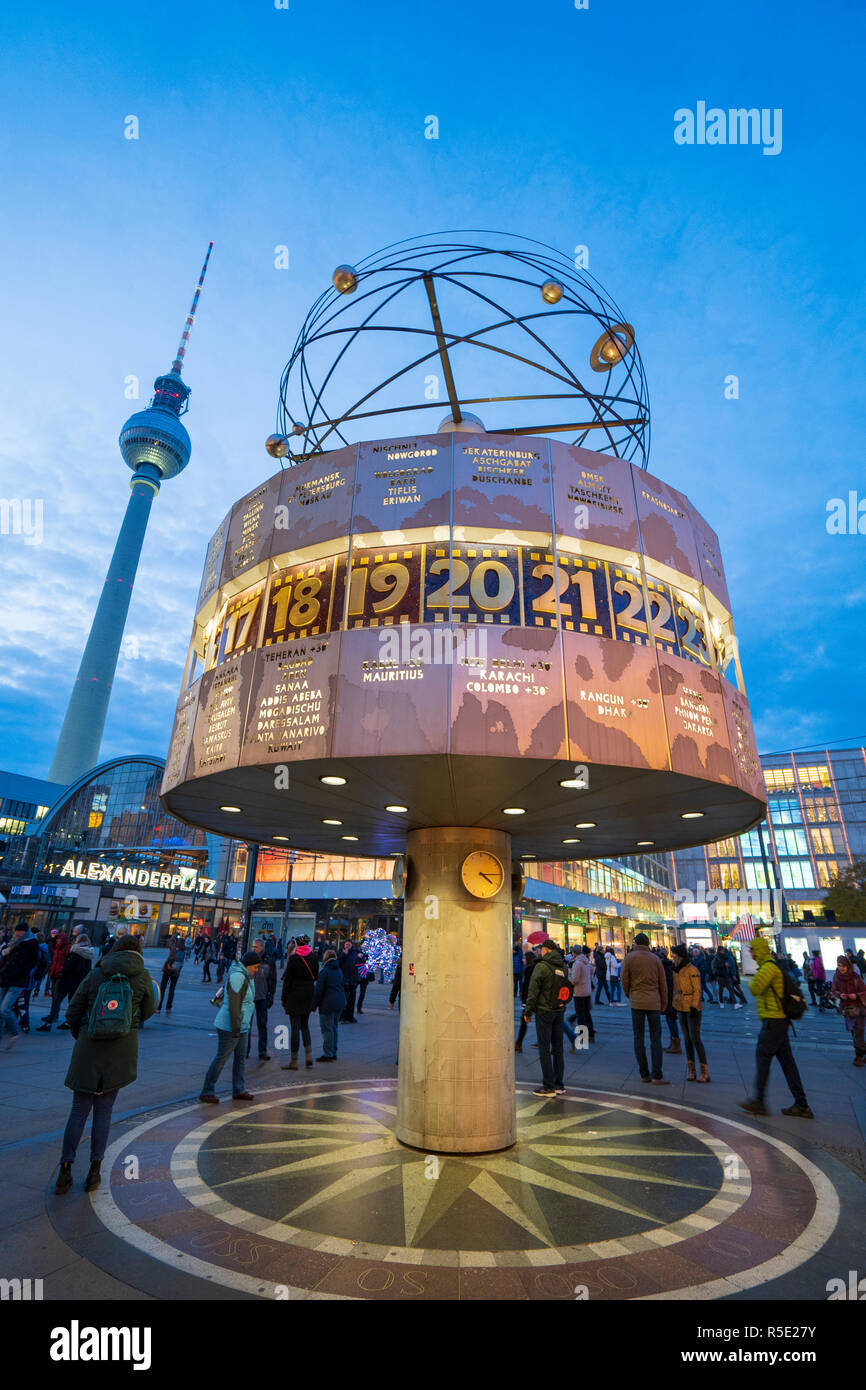 Am Abend Blick auf die Weltzeituhr und Fernsehturm, Fernsehturm, Alexanderplatz, Mitte, Berlin, Deutschland Stockfoto