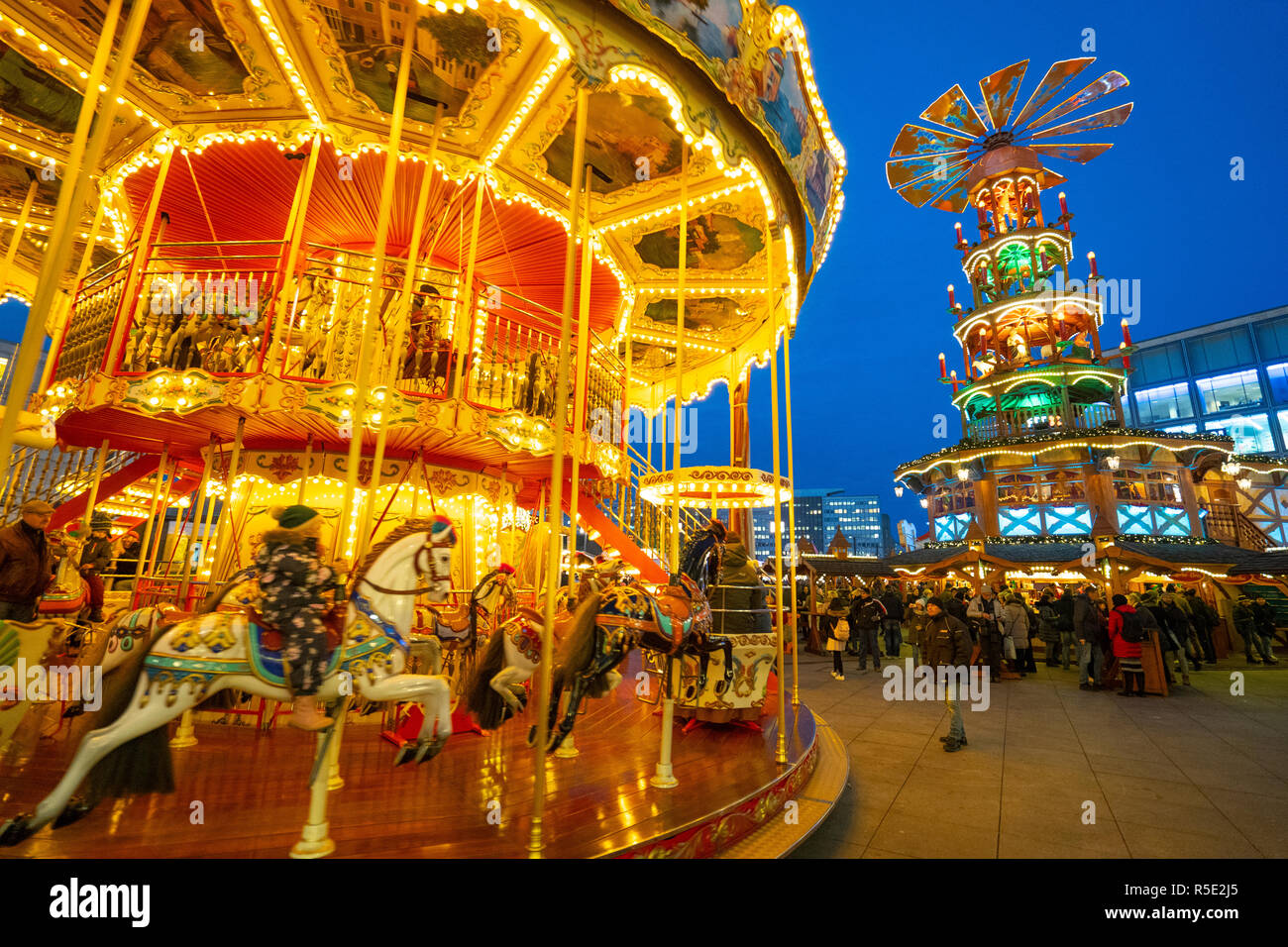 Traditioneller Weihnachtsmarkt am Alexanderplatz in Mitte, Berlin, Deutschland. Abgebildet mit doppelter Höhe Karussell und Pyramide. Stockfoto