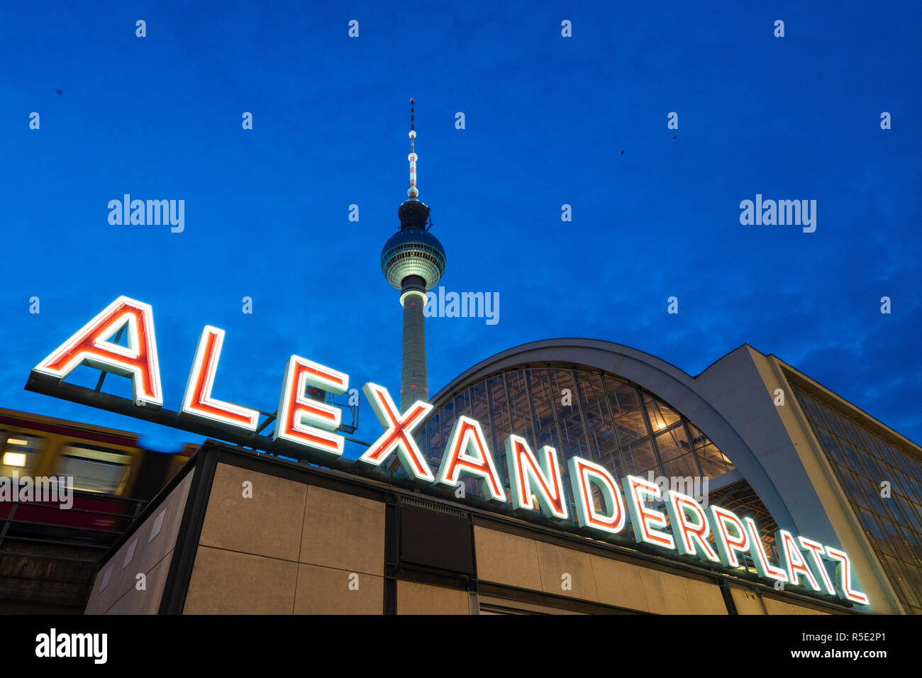 Blick auf den Bahnhof Alexanderplatz und Fernsehturm oder Fersehturm bei Mitte Inn Berlin, Deutschland Stockfoto