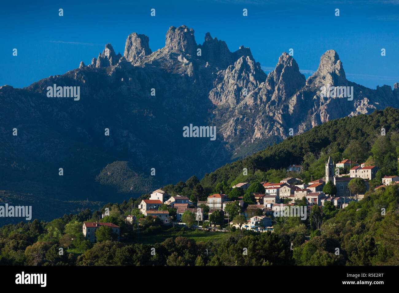 Frankreich, Korsika, Corse-du-Sud, La Alta Rocca Region, Zonza, erhöhten Blick auf die Stadt mit der Aiguilles de Bavella Stockfoto