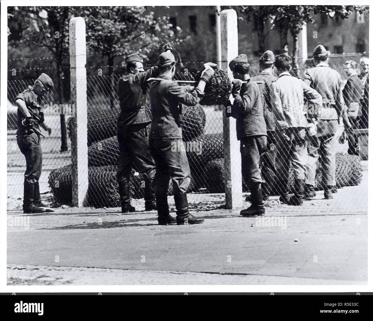 Kommunistischen Truppen String Stacheldraht an der Oberseite der neu errichteten Grenzzaun zu schließen East Berlin aus westlichen Kontakt Stockfoto