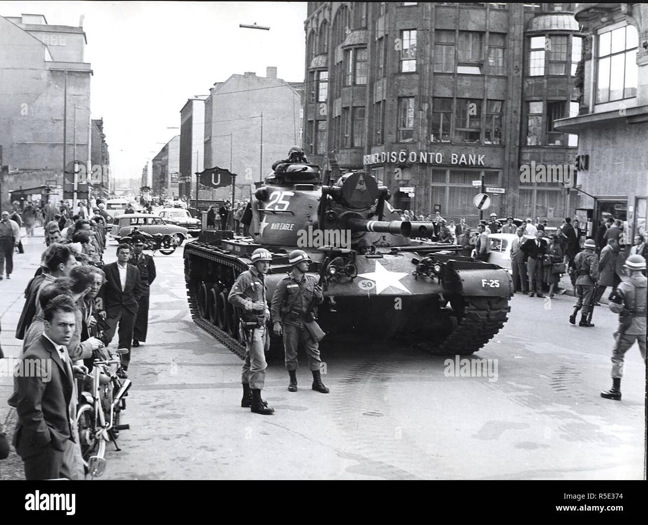 8/23/1961 - amerikanische Truppen und Panzer in der Nachmittag des 23.08.1961 besetzen die Grenze Sektor in der Friedrichstraße Stockfoto