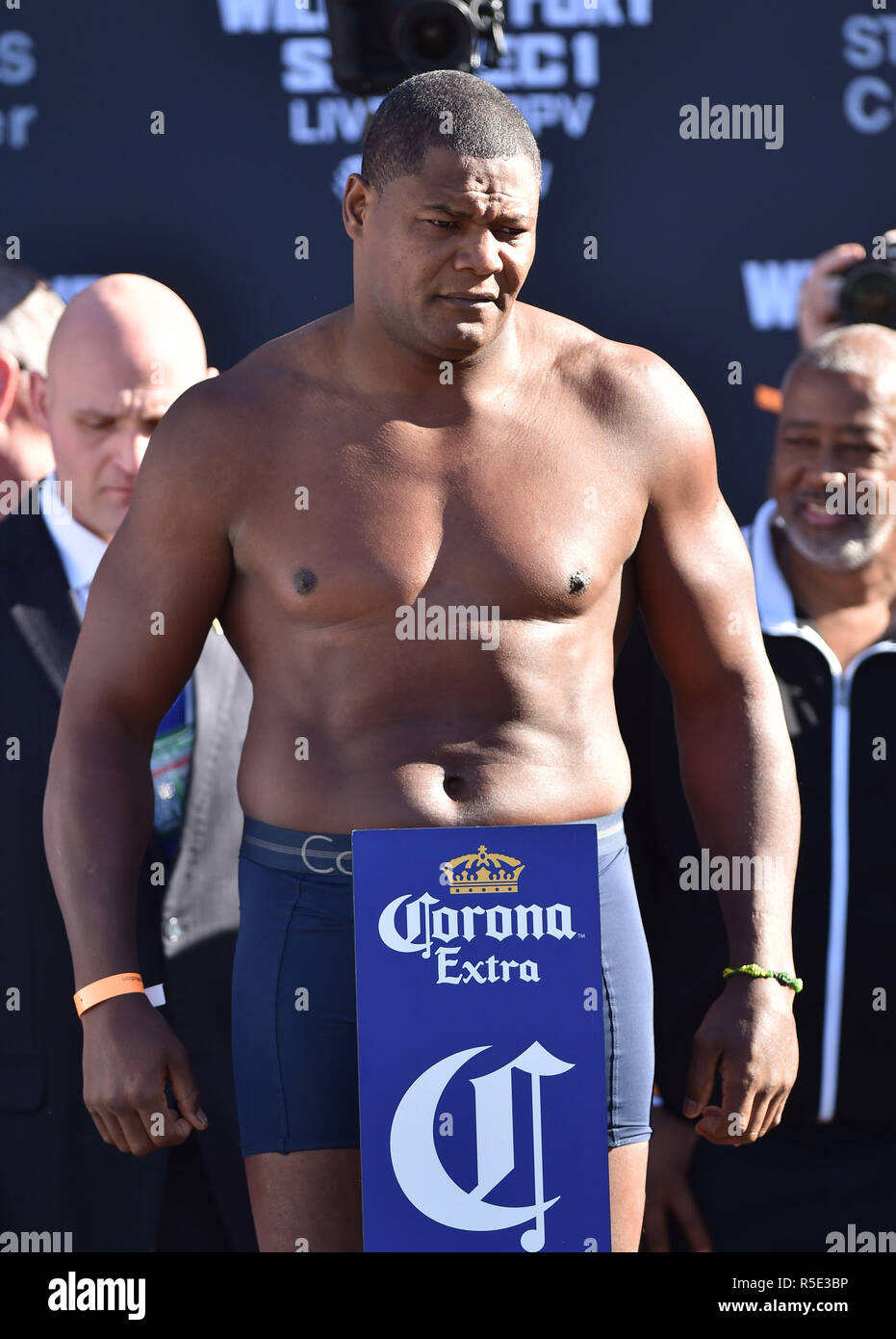 Luis Ortiz nimmt an der offiziellen Abwägung des Schwergewichts im Staples Center in Los Angeles Teil. DRÜCKEN SIE VERBANDSFOTO. Bilddatum: Freitag, 30. November 2018. Siehe PA Story Boxing Los Angeles. Bildnachweis sollte lauten: Lionel Hahn/PA Wire Stockfoto