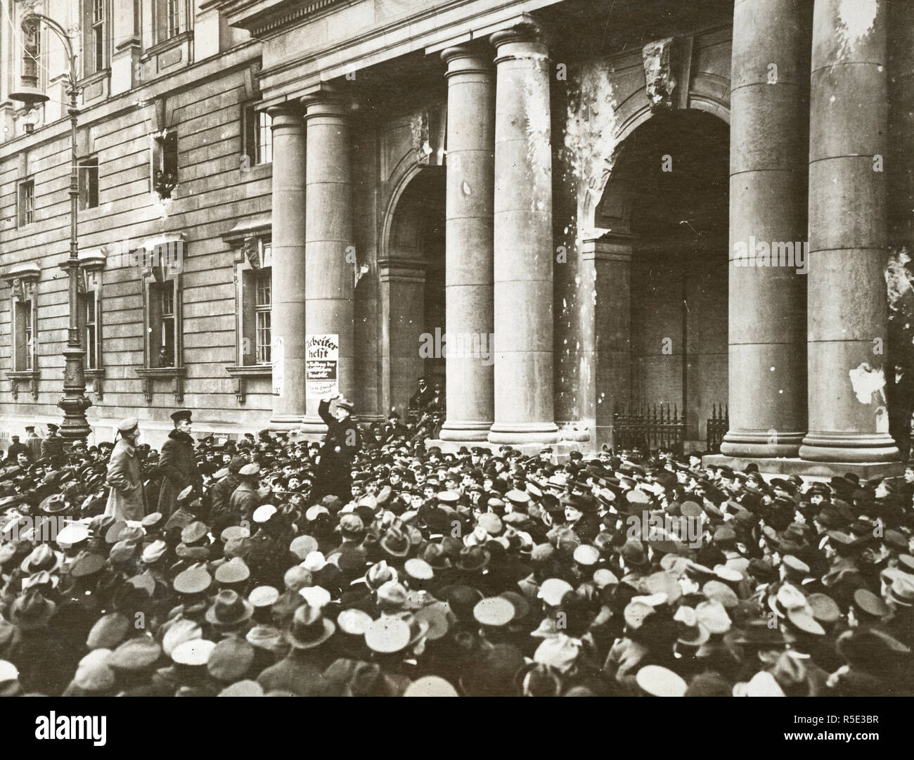 Revolution in Berlin. Revolutionäre Masse, die aus Spartacans, die Demonstration vor der Kaiserlichen Ställe in Berlin, Deutschland. 1919 Stockfoto