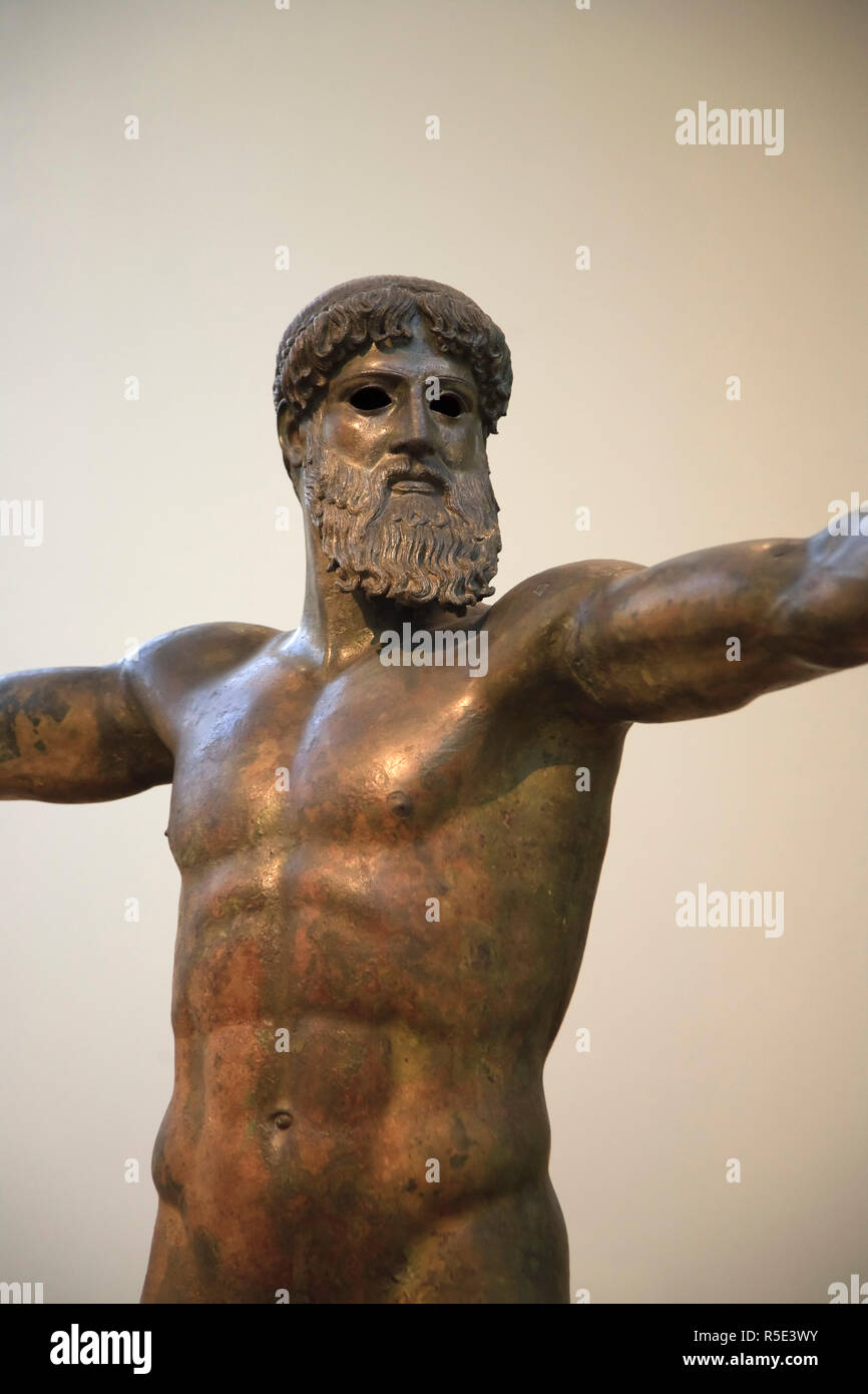 Griechenland, Attika, Athen, Nationale Archäologische Museum, bronzene Statue des Zeus und Poseidon Stockfoto