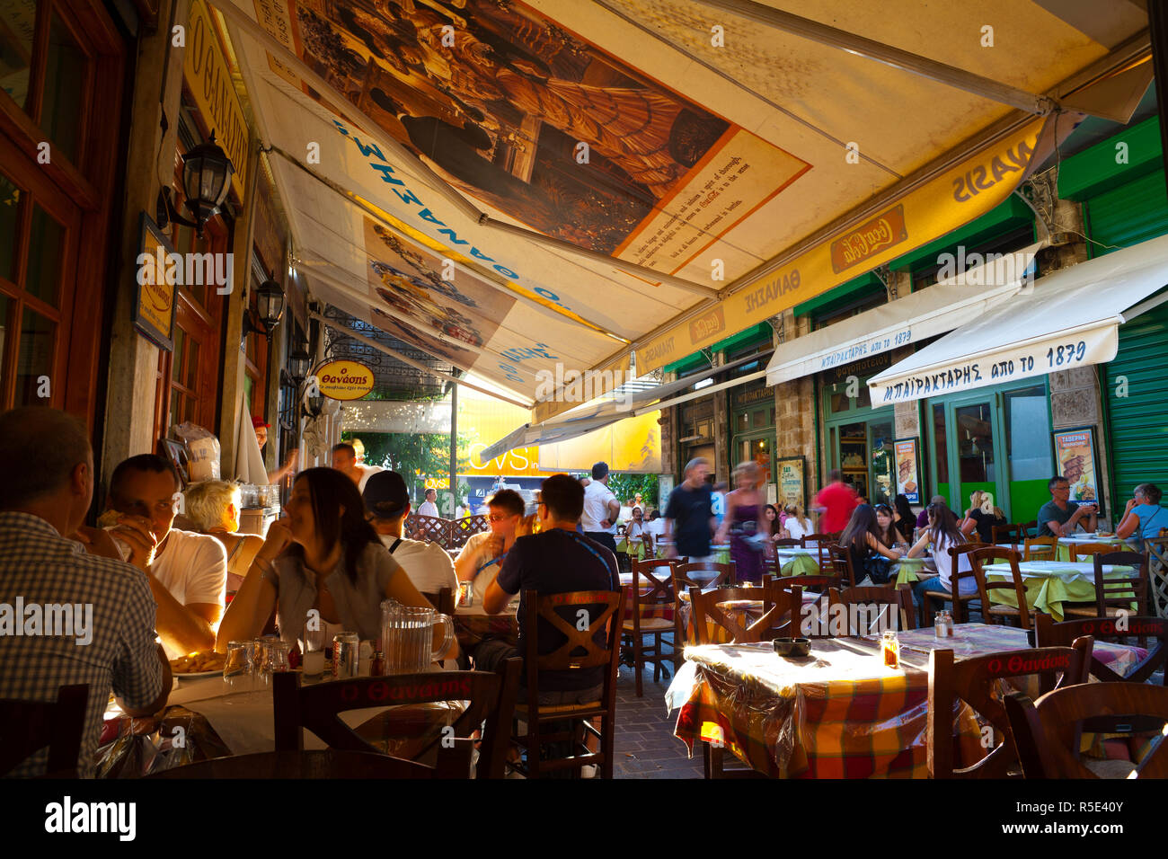 Diners genießen Sie griechische Küche in einem der vielen Restaurants Monastirakis, Monastiraki, Athen, Griechenland Stockfoto