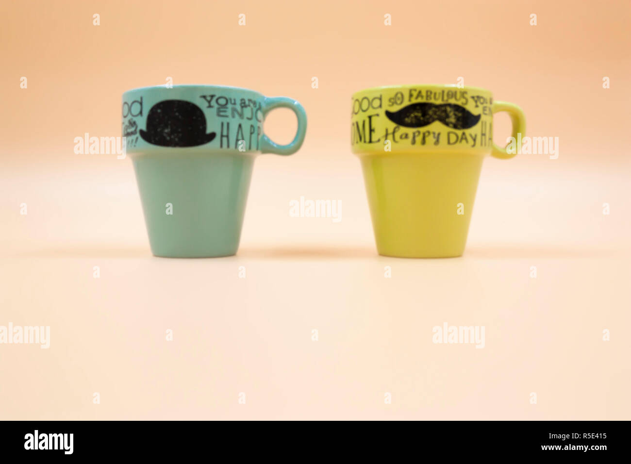 Makro Set Detail der zwei leere Tassen Kaffee mit unterschiedlichen Farbe Nachricht Stockfoto