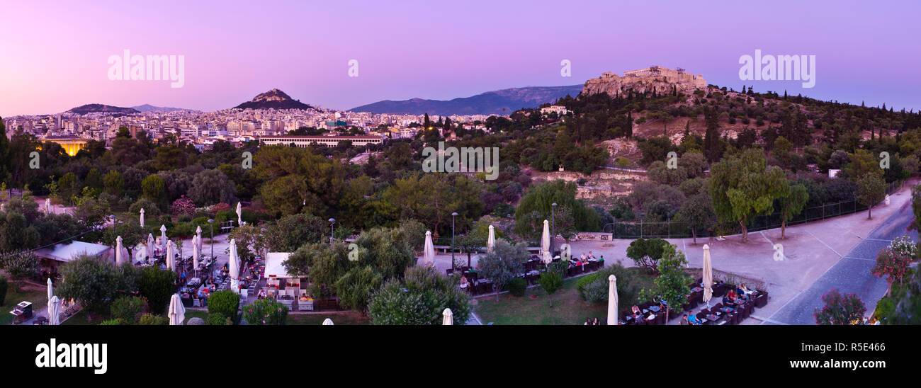 Erhöhte Sicht auf die Akropolis & Lykavittos Hill, Thisso Bezirk, Athen, Griechenland Stockfoto