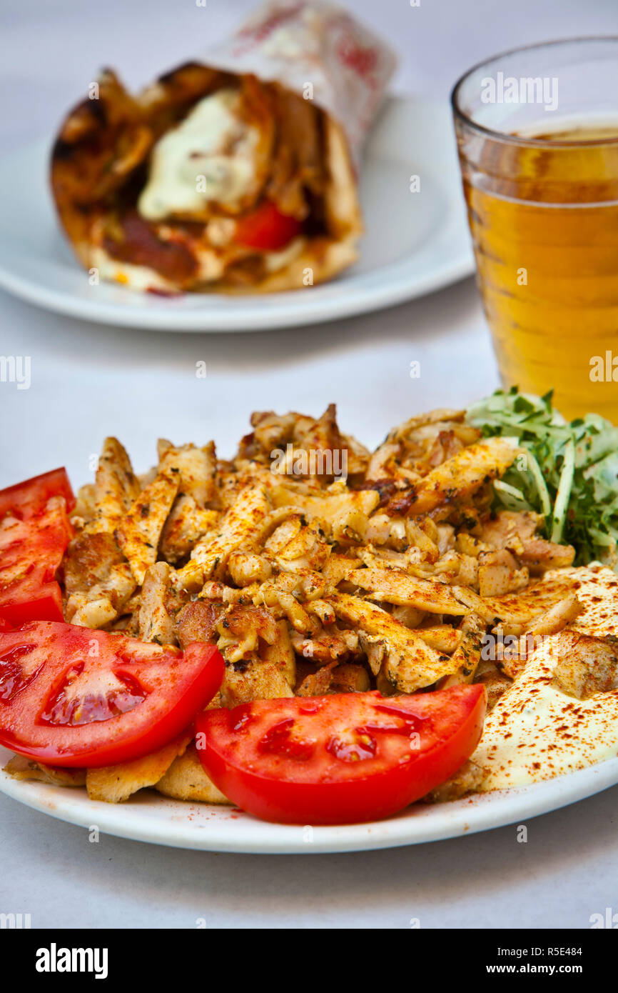 Gyros & Kabap Platte, Stadtteil Monastiraki, Athen, Griechenland, MR, PR Stockfoto