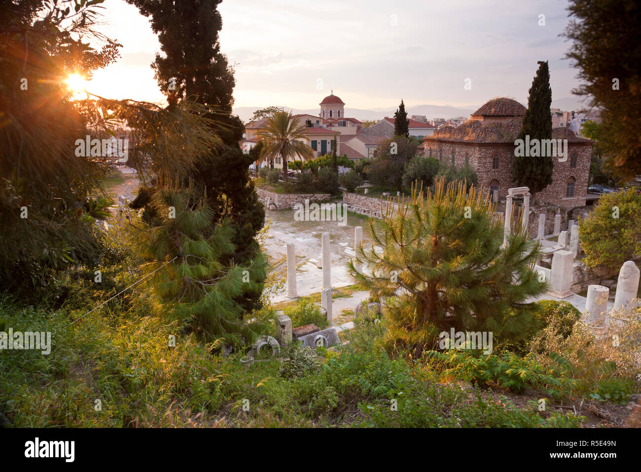 Spalten aus der Badewanne Haus der Vier Winde und der alten Moschee (rechte Seite), Römische Agora, Athen, Griechenland Stockfoto