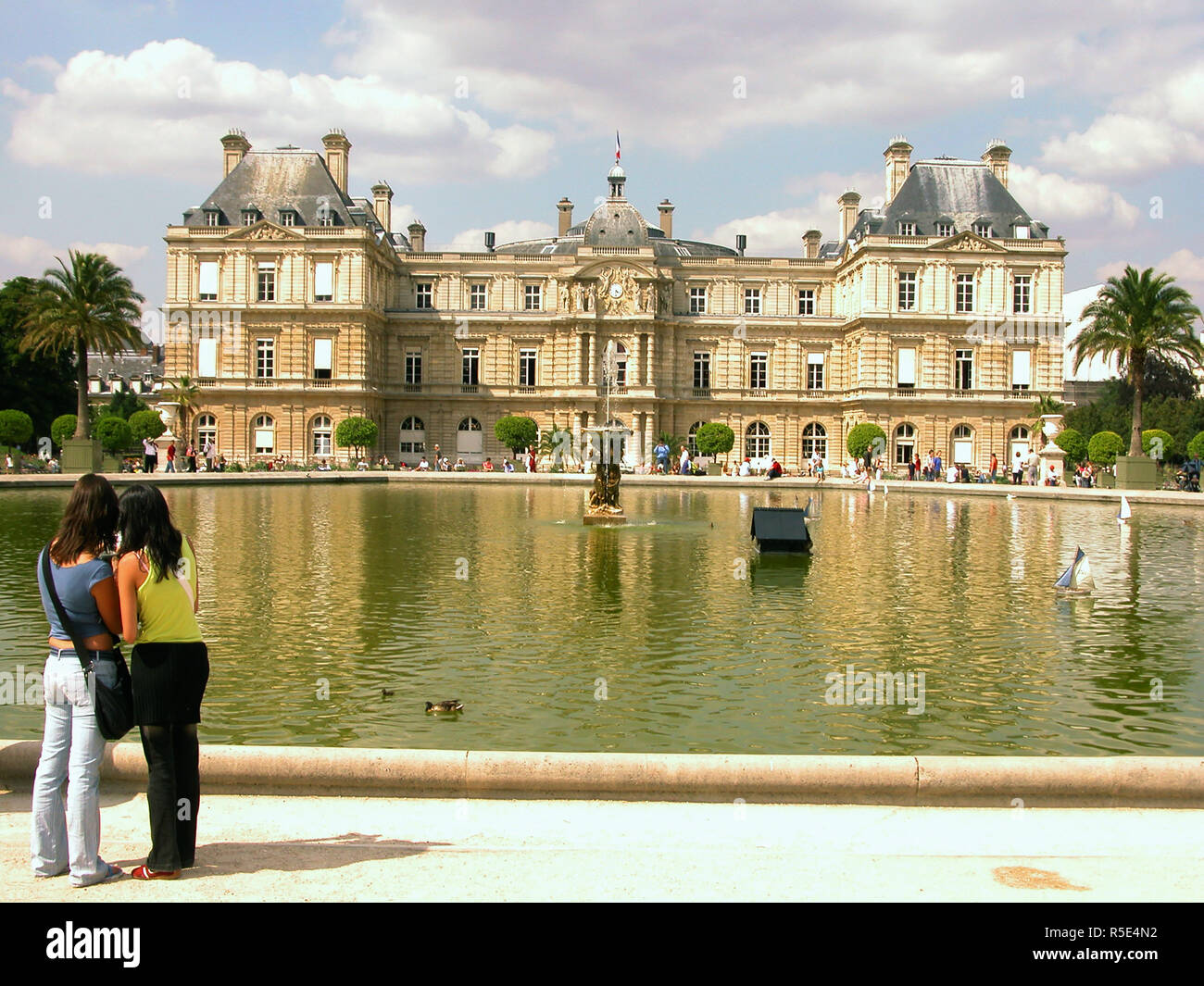 Palais du Luxembourg und Gärten, 6 Uhr arrondissement, Paris, Frankreich: zwei Mädchen, ihr Foto auf den See bewundern. Stockfoto