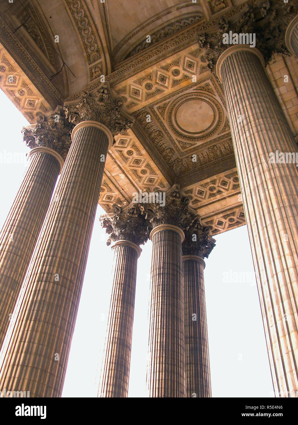 Korinthische Säulen an der Vorhalle des Panthéon, Arrondissement, Paris, Frankreich Stockfoto