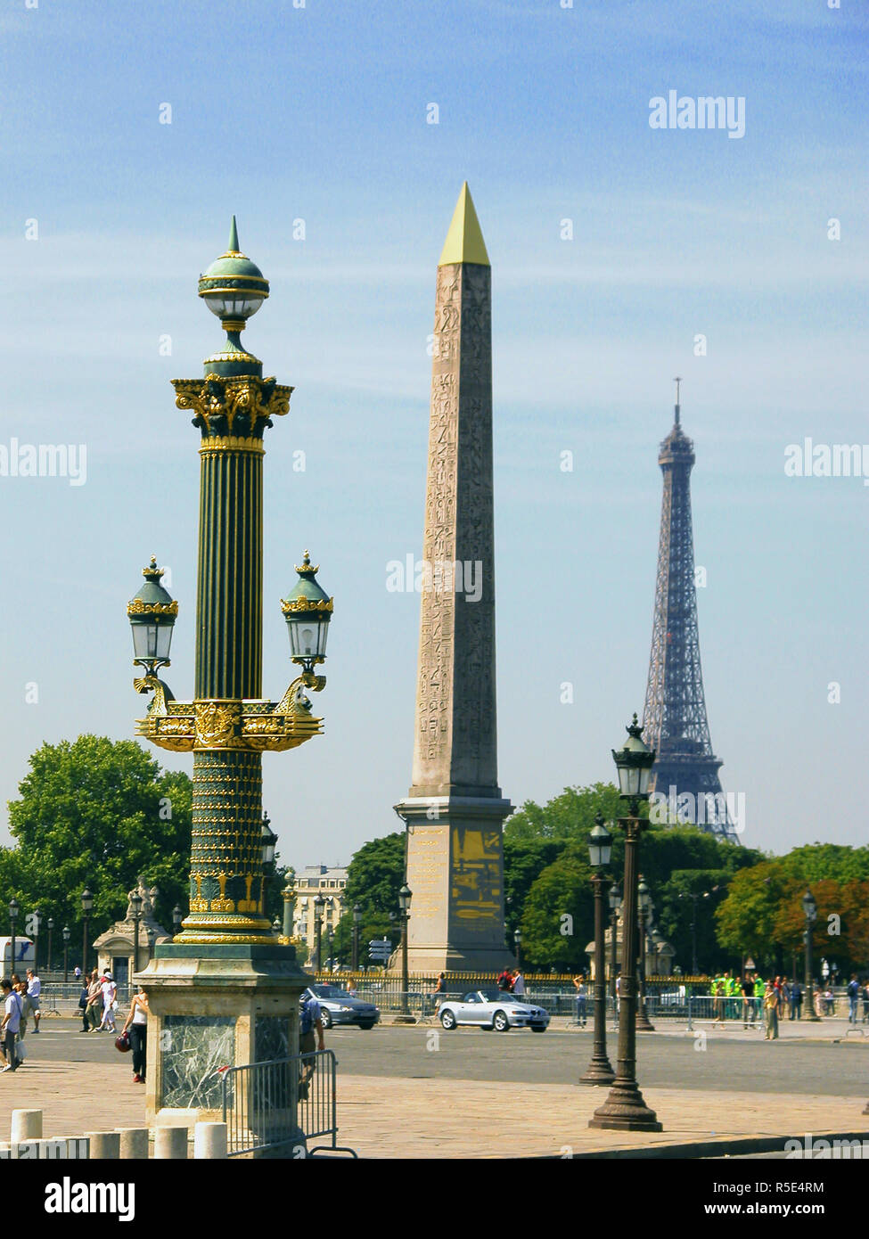 Place de la Concorde, mit einem reich verzierten Lampe Standard, der Obelisk und der Eiffelturm in der Ferne: Paris, Frankreich Stockfoto