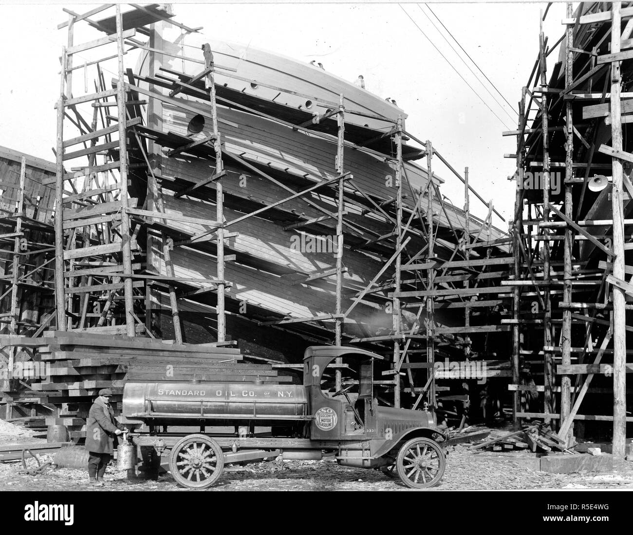 Branchen des Krieges - Benzin - AUTOMATIK TANK die Lieferung von Benzin zum linken Shattuck Werft, Portsmouth, New Hampshire. Not-Flotte Corporation Ca. 1915-1920 Stockfoto