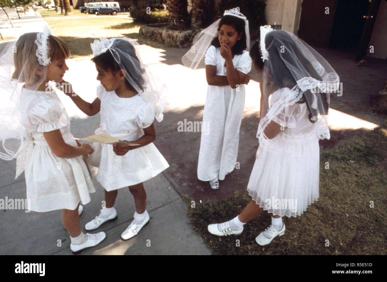 Diese aufgeregt, 7 und 8 jährige Erstkommunion in St. Joan of Arc Kirche, Mai 1972 erhalten haben Stockfoto