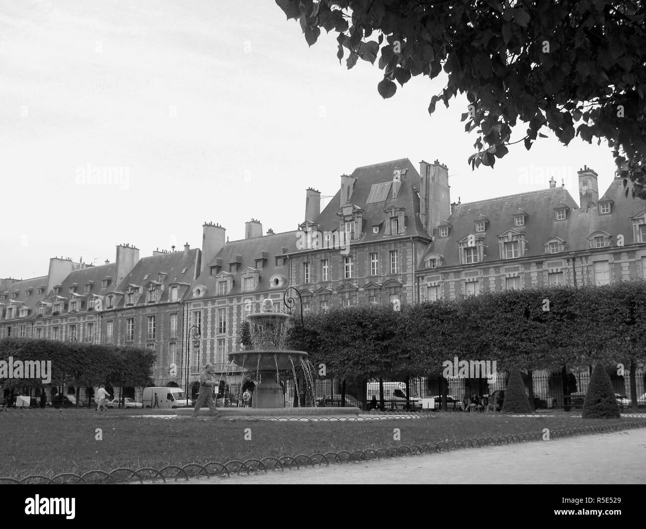 Der Süden Arcade der Place des Vosges, mit einem Brunnen, gestaltet von Jean-François-Julien Ménager: Marais, Paris, Frankreich. Schwarz und Weiss Stockfoto