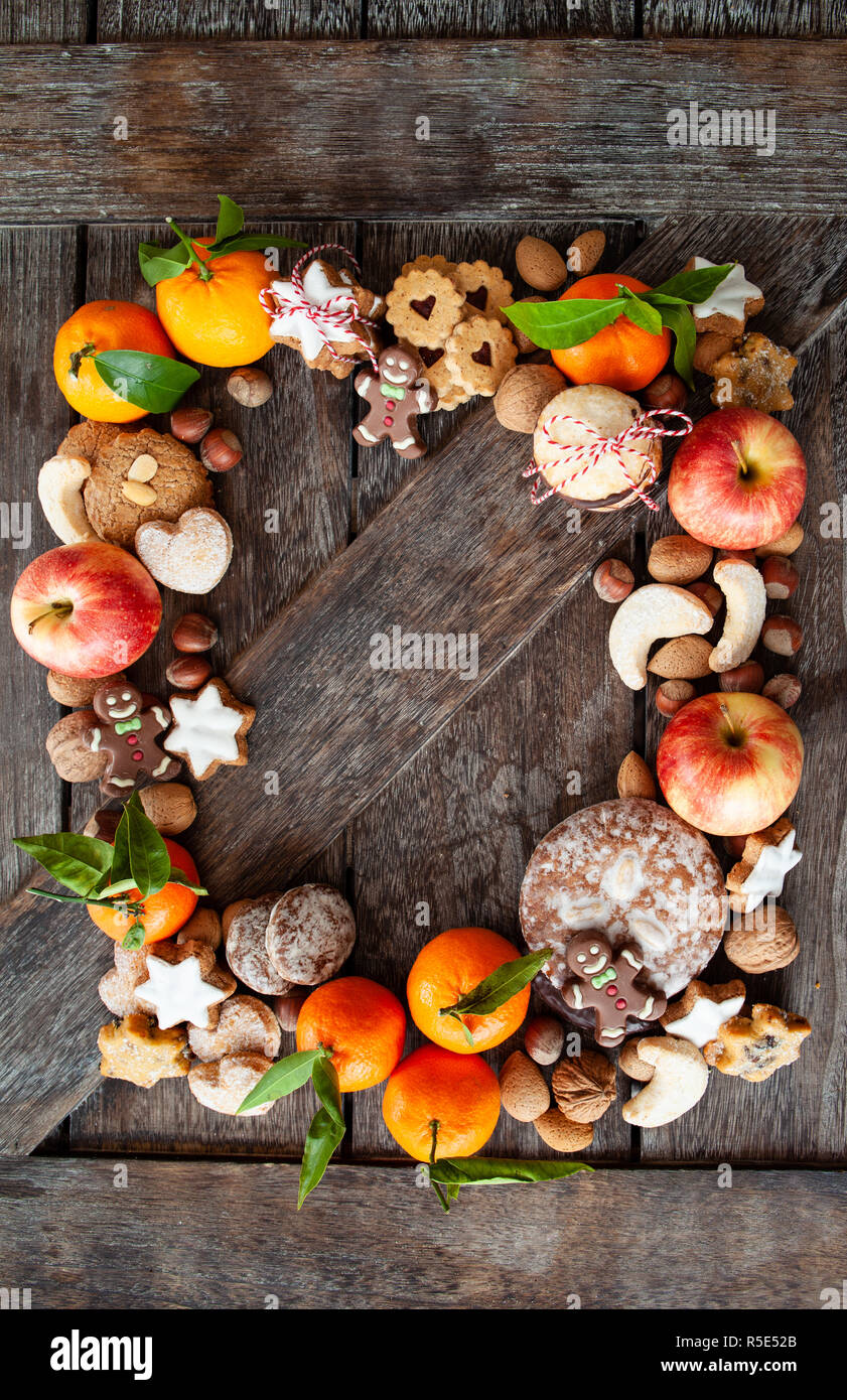 Lebkuchen, Nüssen und Früchten für ein Frohes Weihnachtsfest und schöne Feiertage Stockfoto