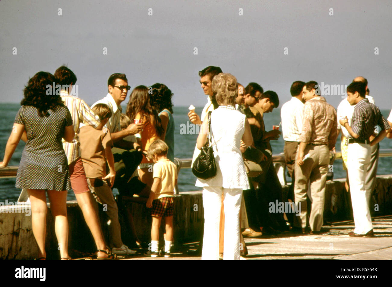 Touristen auf dem öffentlichen Strand Pier in Key West. 1975 Stockfoto