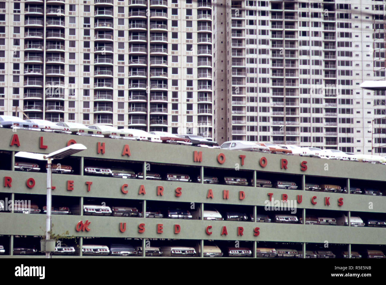 Jeder Fuß Platz muss auf der Insel zählen: 4-Decker Kfz-Händler Showroom und Hochhaus-Wohnungen, Oktober 1973 Stockfoto