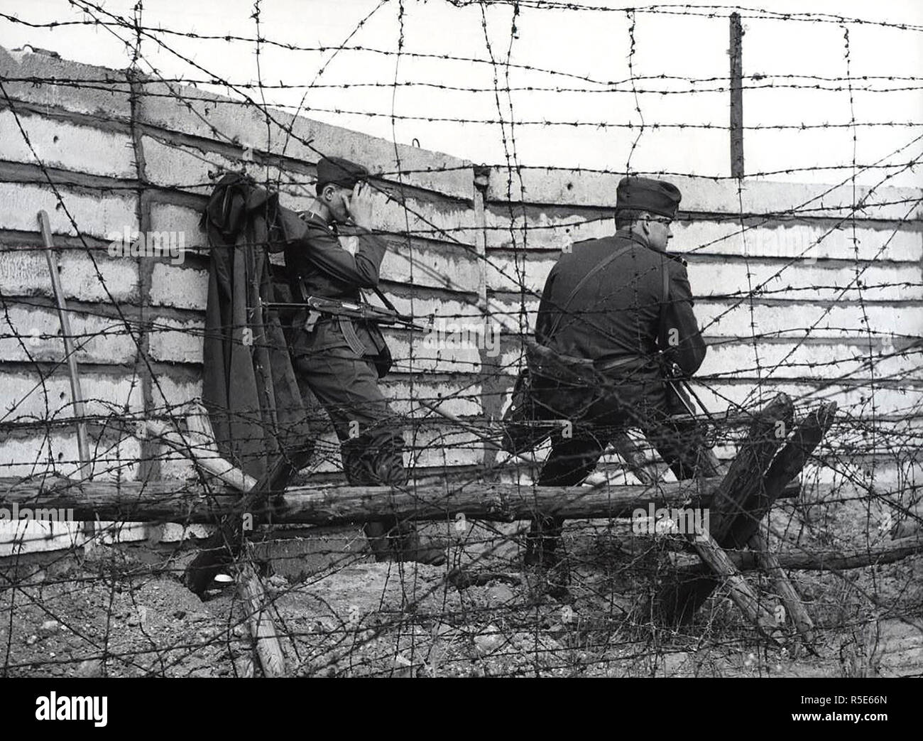 Ostdeutsche Soldaten vor der größten Mauer gebaut bis jetzt - die Arbeit Mannschaften errichtet fünf Meter hinter der alten, baufälligen und teilweise eingestürzten Wand, eine betonplatte neue, stabile Wand von einem Meter Breite, mit Zement ausgegossen. Es hat die Höhe von 2,50 Meter und ist damit die höchste Wand, die es gibt. 10/10/1962 Stockfoto