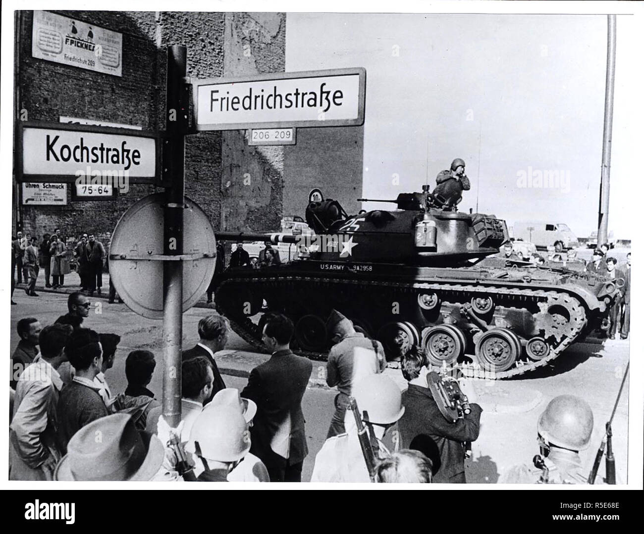 August 1961 - US-Tank und Gewehrschützen Wache an der Kreuzung Friedrichstraße von der geteilten Stadt Sektorengrenze als West-berliner Blick auf Stockfoto