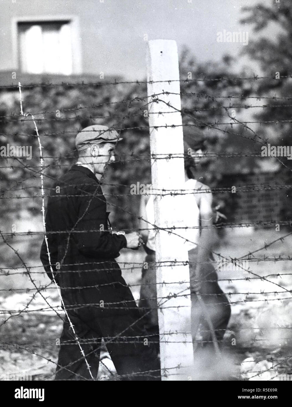 10/5/1961 - Zivile Mann An Der Sektorengrenze Am Südlichen Teil Berlins,  Bezirk Von Berlin - Rudow, Tragen Den Lauschangriff Geräte Und Kameras Bild  Von Jemand In Der Nähe Des Westlichen Teil An