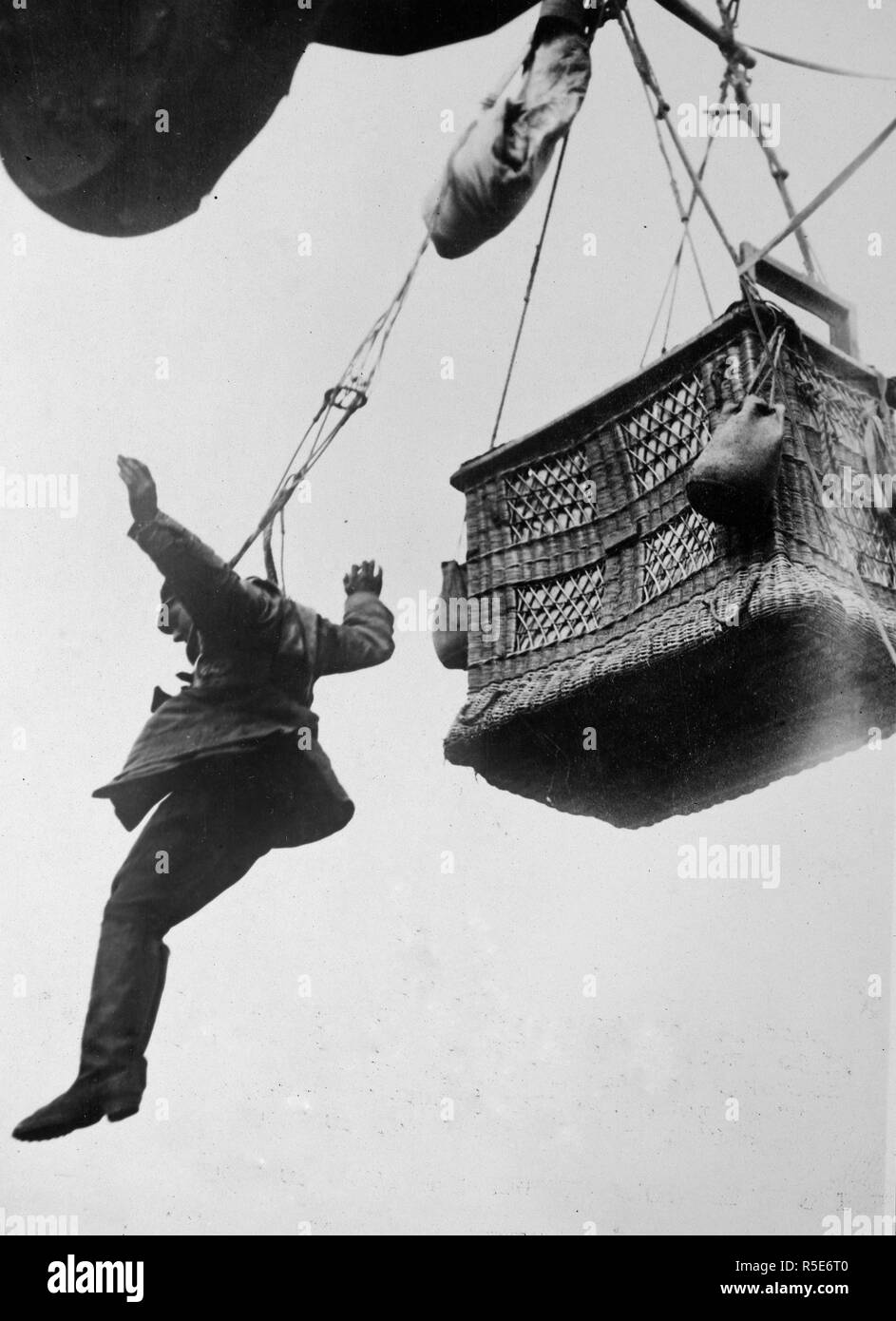 1918 - Deutsche aviator entweicht aus angegriffen Ballon. Deutsche Soldat Sprung aus der Gondel von seiner Beobachtung Ballon während eines Angriffs durch alliierte Flugzeuge. Sein Fallschirm noch nicht geöffnet Stockfoto