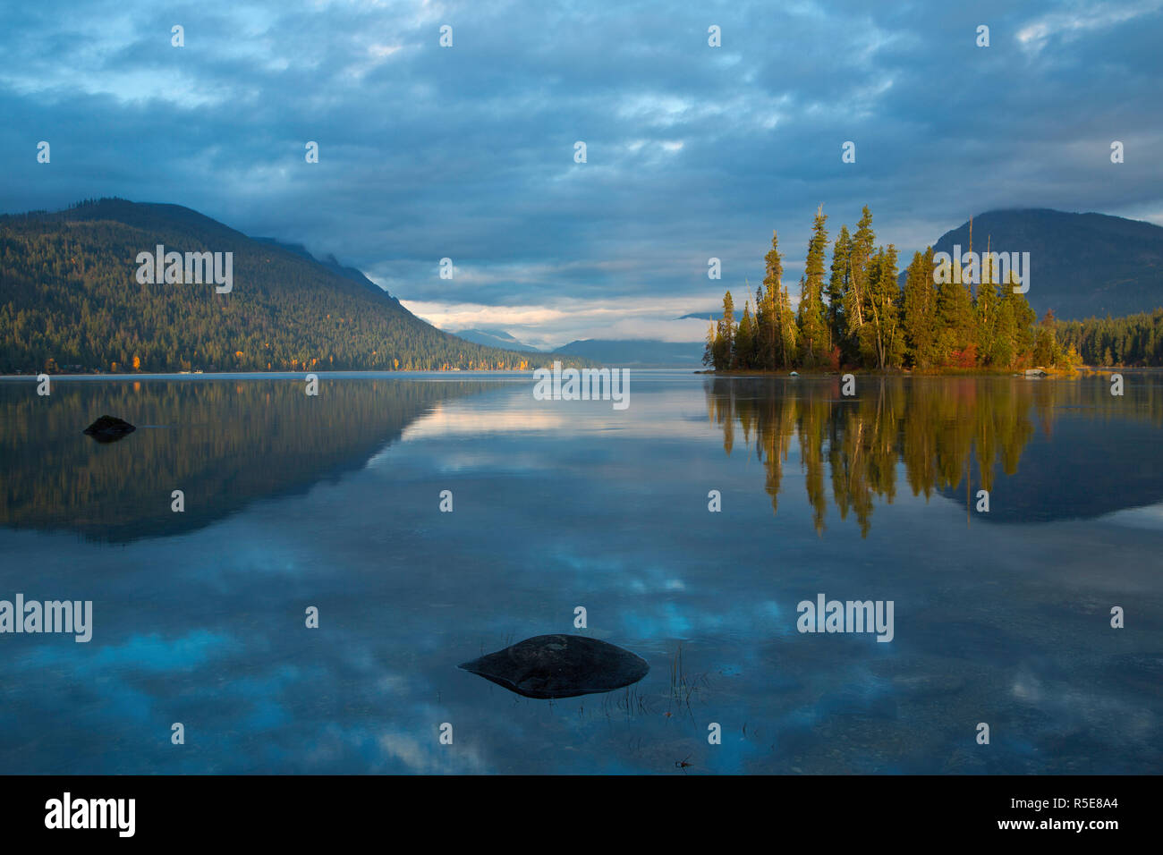 Lake Wenatchee im frühen Morgenlicht des Herbstes, in der Nähe von Leavenworth, Washington, USA. Stockfoto