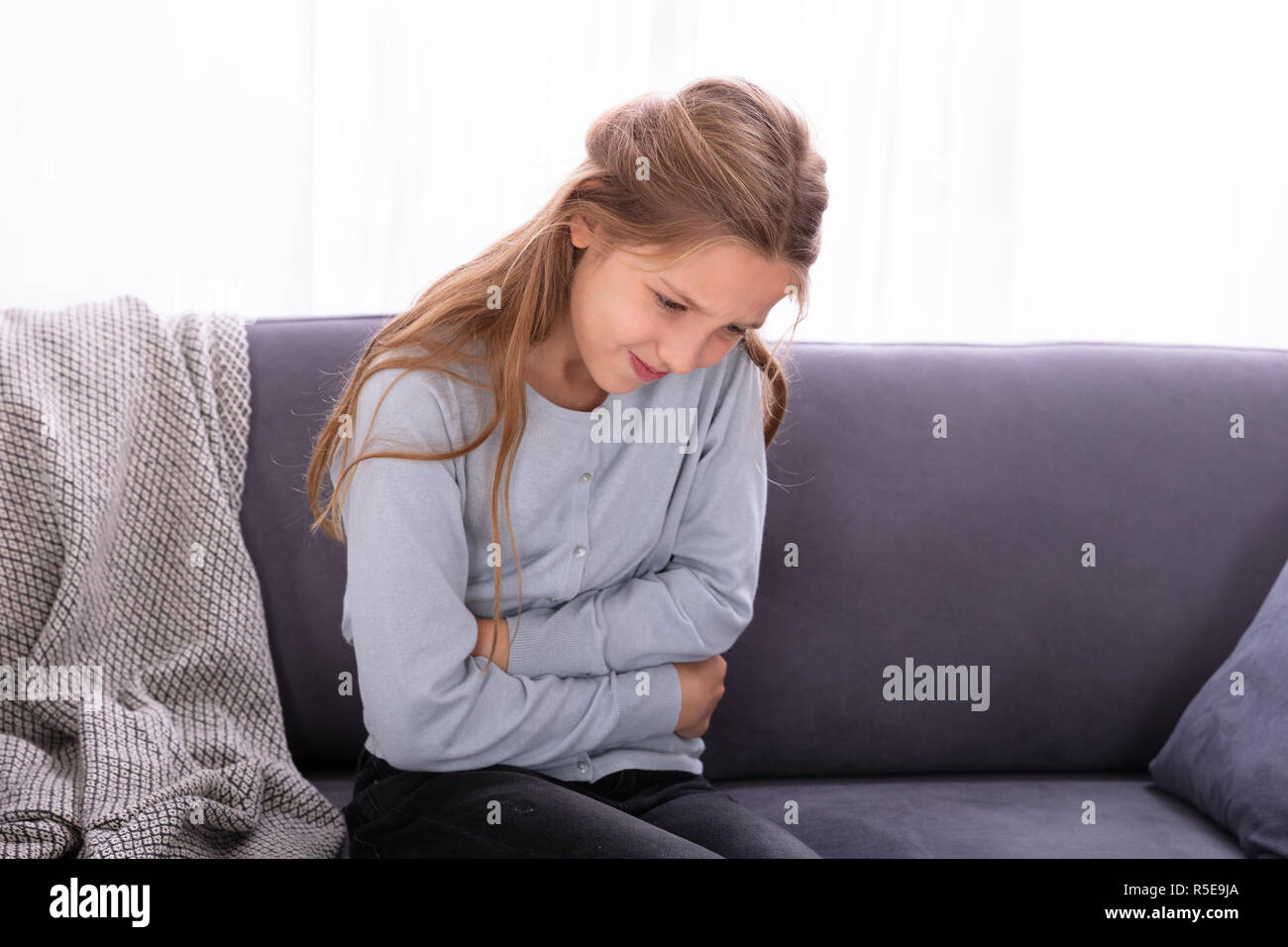 Stomach Pain Child Stockfotos und -bilder Kaufen - Alamy