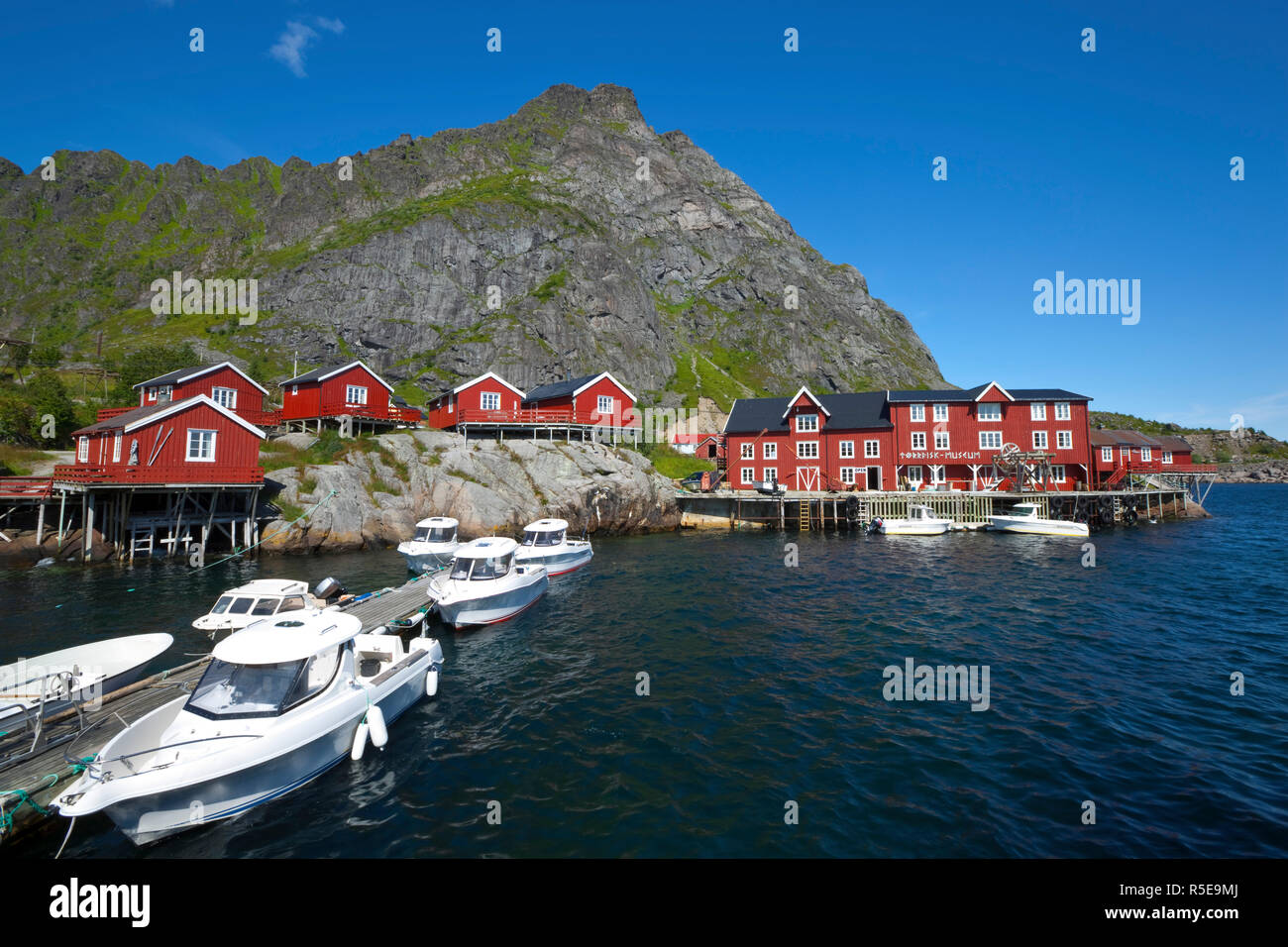 Traditionelle Fischerhütten (RORBUER) im malerischen Fischerdorf A, A, Moskenesoy, Lofoten, Nordland, Norwegen Stockfoto