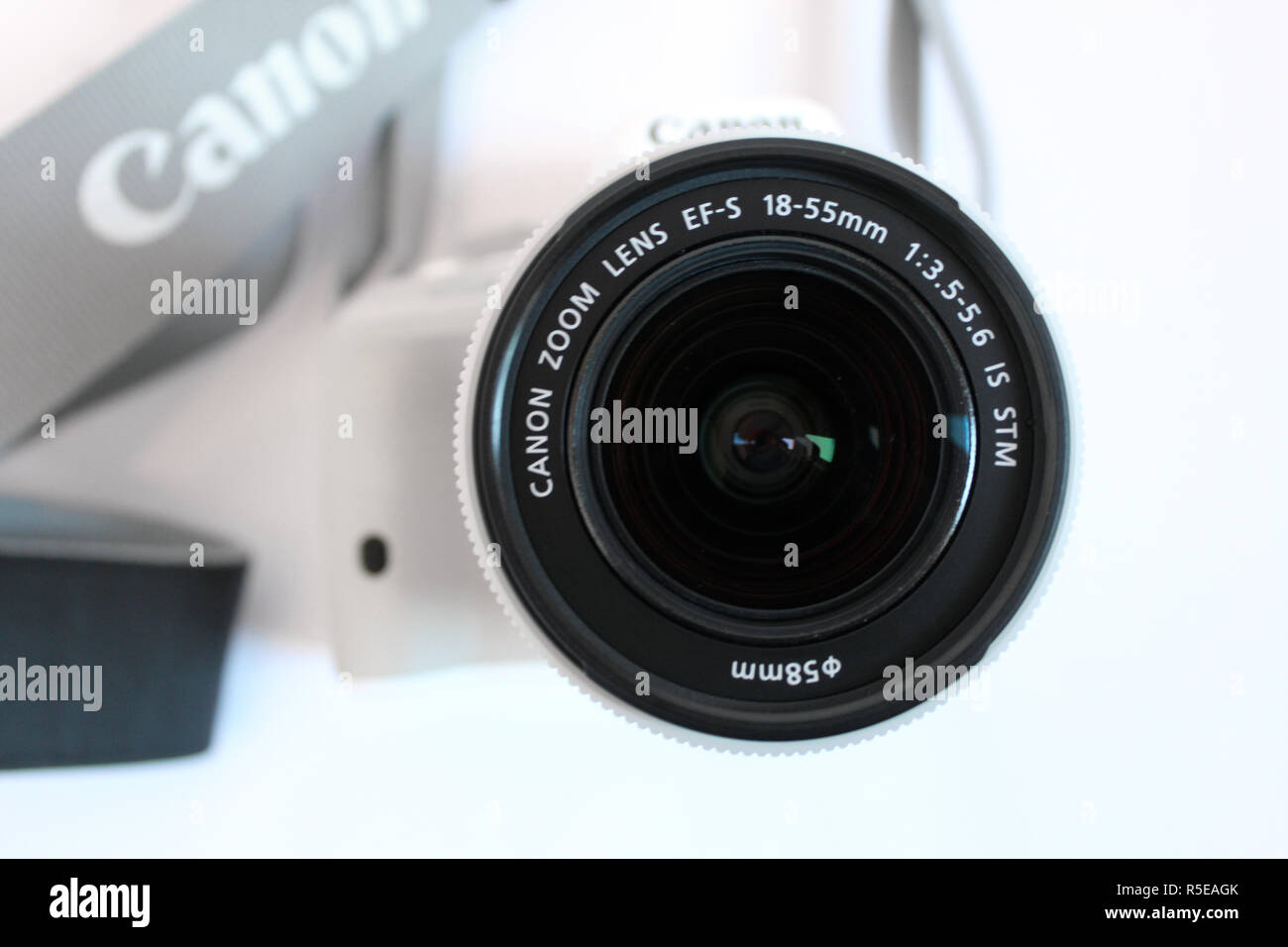 Kamera Canon 100d Eos, Objektiv EFS 18-55mm, Editorial, illustrative Stockfoto