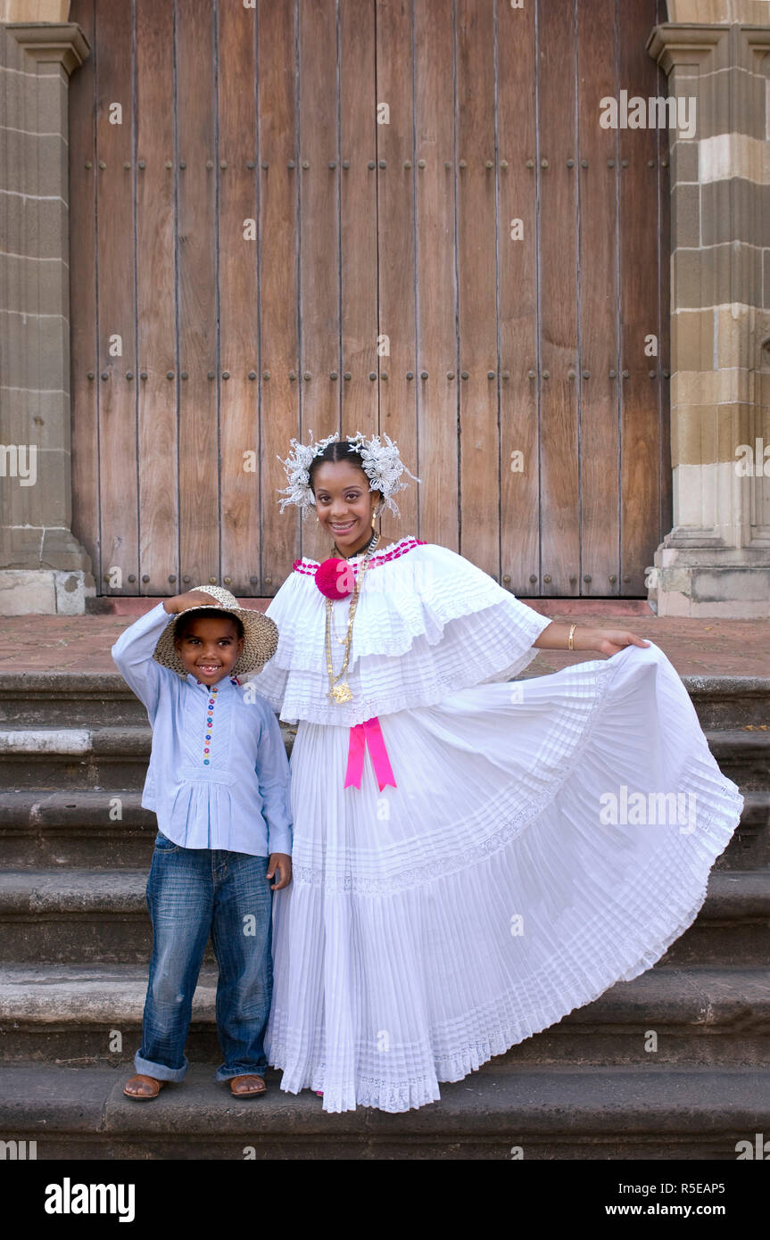 Panama, Panama City, Casco Viejo Nachbarschaft, Pollera Kleid für Frauen, Stroh Montuno Hut und bestickte Shirt für Männer, Tracht von Panama, Tante und Neffe. Stockfoto